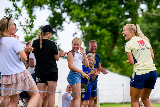Amanda Nilden speaks to family members of the Swedish