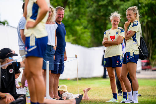 Emma Kullberg and Nathalie Björn speaks to family members of the Swedish women's national football team at a training session