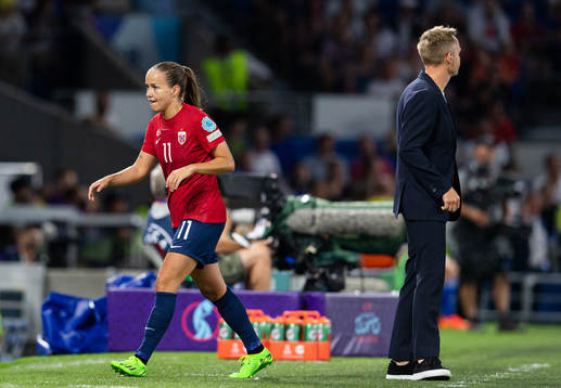 Guro Reiten and head coach Martin Sjögren of Norway