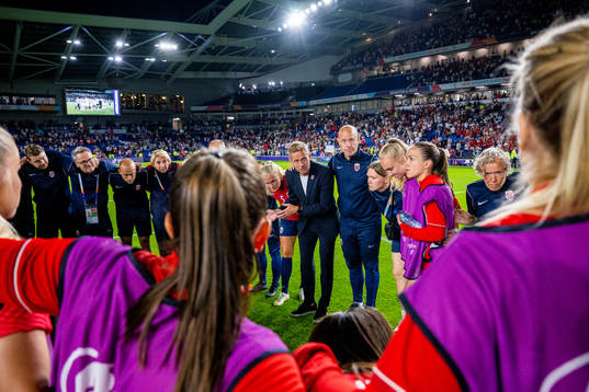 Martin Sjögren, head coach of Norway, talks to players and staff