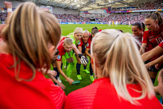 Ada Hegerberg, goalkeeper Guro Pettersen, Maria Thorisdottir and players of Norway gather in a circle ahead of the UEFA Women's Euro 2022 group stage match between England and Norway on July 11, 2022 in Brighton. 