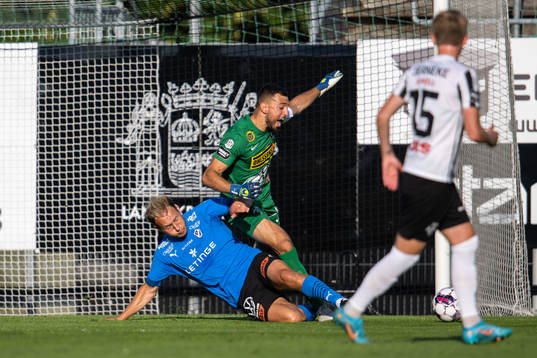 Halmstads Villiam Dahlström och Landskronas målvakt Amr Kaddoura