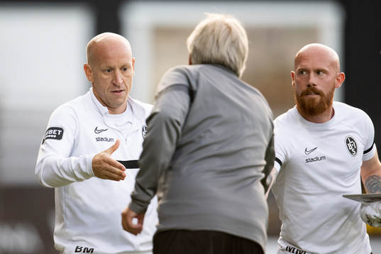 tränare Billy Magnusson och assisterande tränare Max Mölder tackar Halmstads assisterande tränare och analytiker Per Olsson efter slutsignalen