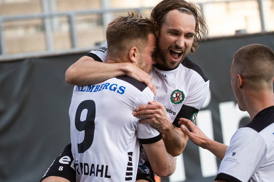 Örebros Erik Björndahl och Kevin Walker jublar