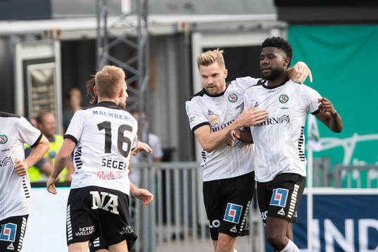Örebros Erik Björndahl och Victor Mpindi jublar