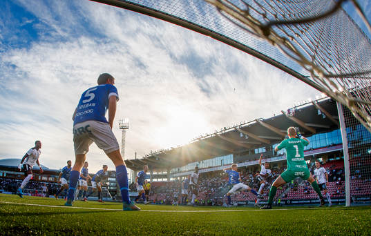 Örebros Ahmed Yasin och Trelleborgs målvakt Kasper Thiesson Kristensen