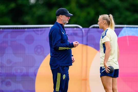 Peter Gerhardsson, head coach and Hanna Bennison of the Swedish women's national football team at a training session