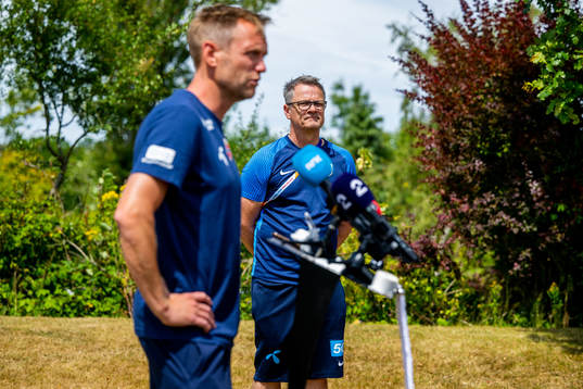 Halvor Lea, press officer, and Martin Sjögren, head coach of the Norwegian national football team, at a press event
