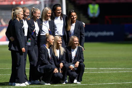 Magdalena Eriksson, Jonna Andersson , goalkeeper Jennifer Falk , Hanna Glas , Emma Kullberg, goalkeeper Zecira Musovic , Johanna Rytting Kaneryd , Hanna Bennison , Amanda Nilden and Elin Rubensson of Sweden pose for a photo ahead of the UEFA Women's Euro 2022 group stage match between Sweden and Switzerland on July 13, 2022 in Sheffield. 