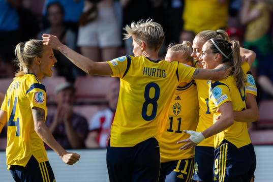 Nathalie Björn, Lina Hurtig , Kosovare Asllani, Stina Blackstenius and Fridolina Rolfö of Sweden celebrate the 1-0 goal