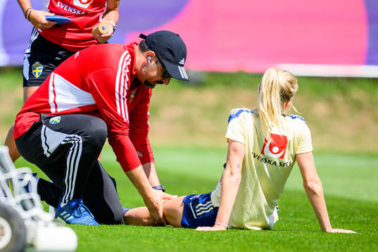 Sofia Jakobsson of the Swedish women's national football team is examined by Houman Ebrahimi, doctor at a training session
