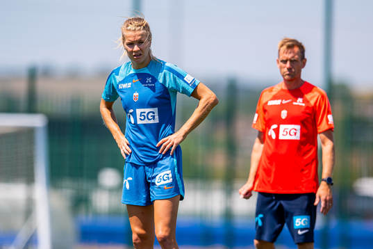 Ada Hegerberg and Martin Sjögren, head coach of the Norwegian national football team, at a training session