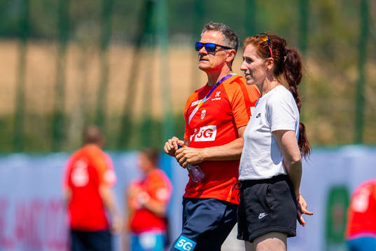 Halvor Lea, press officer, and Lise Klaveness, president of the Norwegian Football Association (NFF), at a training session with the Norwegian national football team