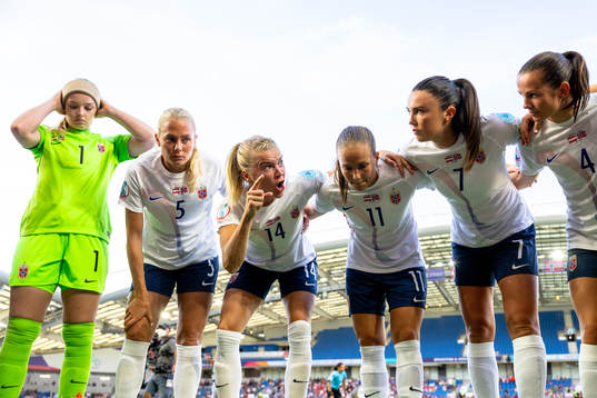Ada Hegerberg, Guro Reiten, Ingrid Syrstad Engen and players of Norway ahead of the UEFA Women's Euro 2022 group stage match between Austria and Norway on July 15, 2022 in Brighton. 
