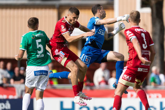 Skövdes Yohann Fellrath och Brages målvakt Andre Bernardini