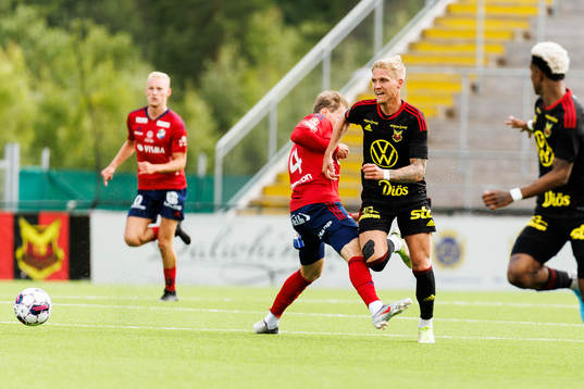 Östers John Stenberg i kamp med Östersunds André Österholm
