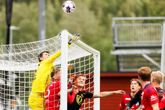 Östers målvakt Victor Stulic och Emil Engqvist i kamp med Östersunds Sebastian Karlsson Grach 