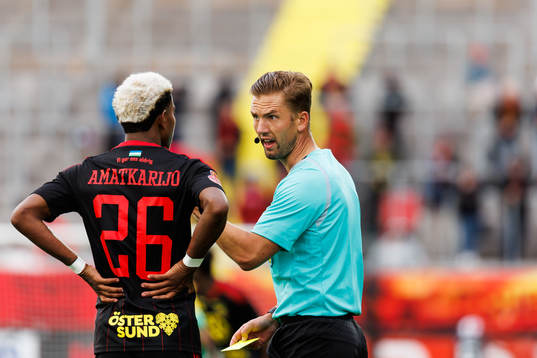 domare Fredrik Hansson i samtal med Östersunds Chovanie Amatkarijo