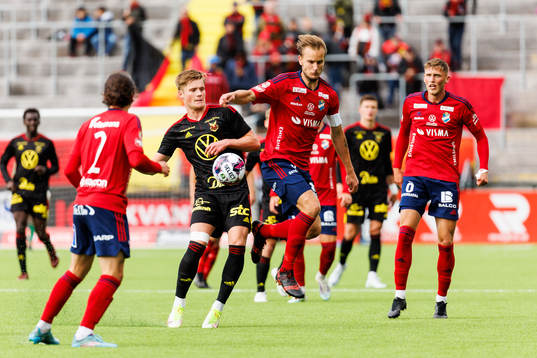 Östersunds Sebastian Karlsson Grach i kamp med Östers Månz Berg