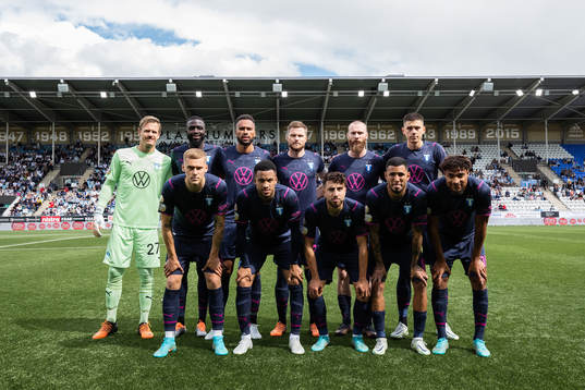 Malmö FFs spelare ställer upp för en lagbild