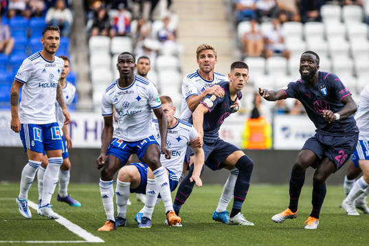 Malmö FF’s spelare i straffområdet