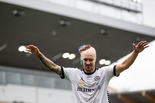 Örebros Daniel Björnkvist jublar