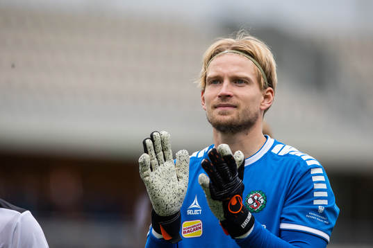 Örebros målvakt William Eskelinen jublar