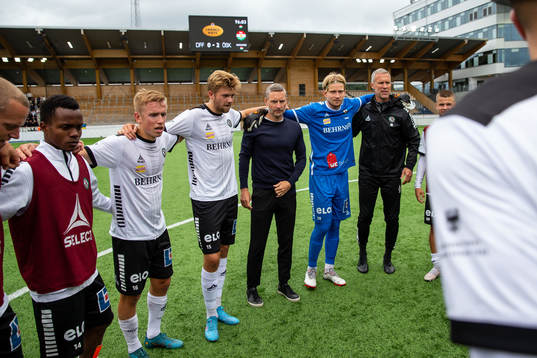 Örebros huvudtränare Axel Kjäll med spelare