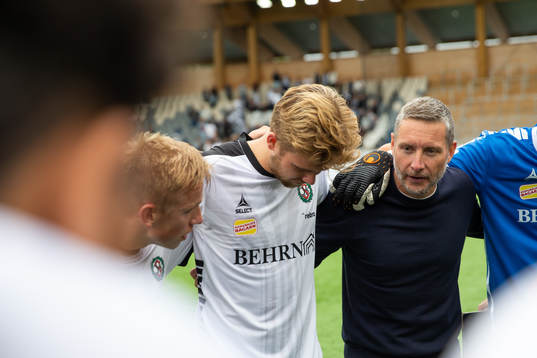 Örebros huvudtränare Axel Kjäll med spelare