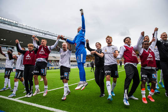 Örebros spelare jublar
