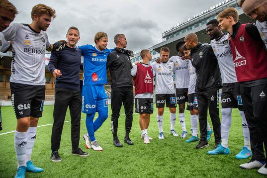 Örebros huvudtränare Axel Kjäll och spelare