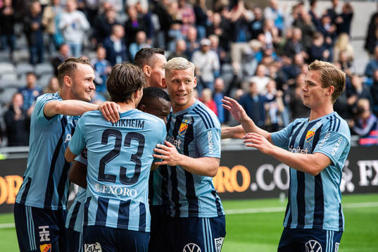 Djurgårdens Piotr Johansson, Gustav Wikheim, Haris Radetinac, Emmanuel Justine Rabby Banda, Victor Edvardsen och Hampus Finndell jublar efter 3-0