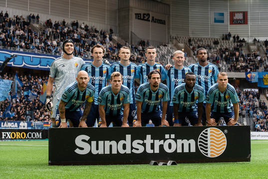Djurgårdens spelare ställer upp för en lagbild