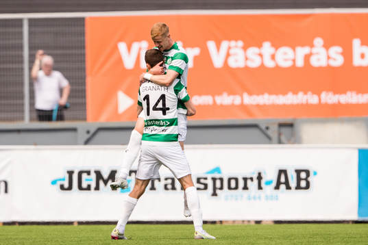 Västerås Viktor Granath jublar efter att ha gjort 1-0 för Västerås