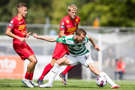 Landskronas Melker Heier och Johan Rapp försvarar sig mot Västerås Viktor Granath lunder fotbollsmatchen i Superettan mellan Västerås SK och Landskrona den 17 juli 2022 i Västerås. 
