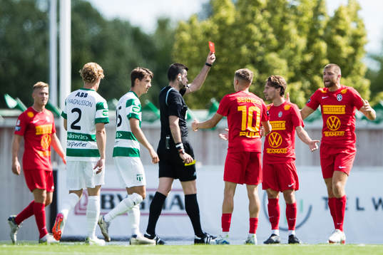 Landskronas Filip Ottosson får sitt andra gula kort och