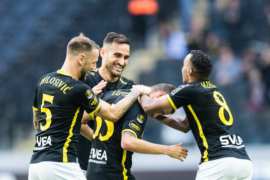AIKs Mikael Lustig jublar med Alexander Milosevic, Sotirios