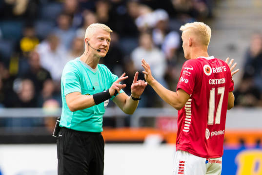 domare Adam Ladebäck i diskussion med Kalmars Carl