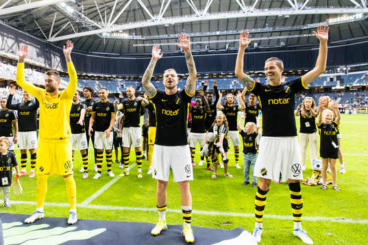 s målvakt Kristoffer Nordfeldt, John Guidetti och Mikael Lustig tackar publiken framför resten av laget efter fotbollsmatchen i Allsvenskan mellan AIK och Kalmar den 17 juli 2022 i Stockholm. 