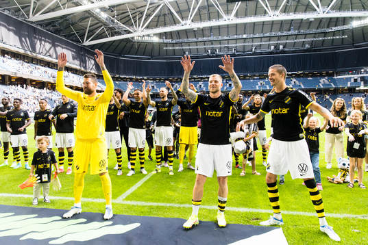 s målvakt Kristoffer Nordfeldt, John Guidetti och Mikael Lustig tackar publiken framför resten av laget efter fotbollsmatchen i Allsvenskan mellan AIK och Kalmar den 17 juli 2022 i Stockholm. 