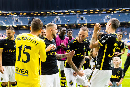 s John Guidetti, Alexander Milosevic och Mikael Lustig ser glada ut efter fotbollsmatchen i Allsvenskan mellan AIK och Kalmar den 17 juli 2022 i Stockholm. 