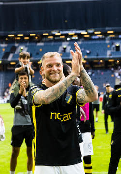 s John Guidetti tackar publiken efter fotbollsmatchen i Allsvenskan mellan AIK och Kalmar den 17 juli 2022 i Stockholm. 