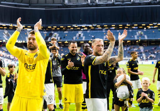 s John Guidetti tackar publiken efter fotbollsmatchen i Allsvenskan mellan AIK och Kalmar den 17 juli 2022 i Stockholm. 