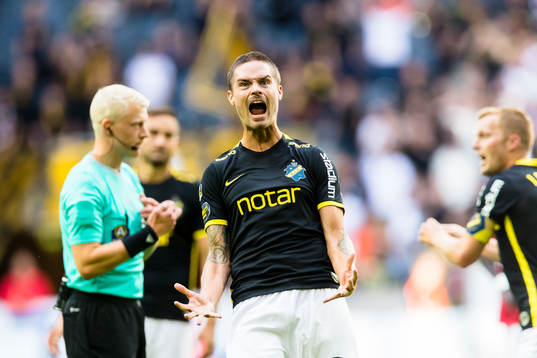 s Mikael Lustig reagerar på ett domslut under fotbollsmatchen i Allsvenskan mellan AIK och Kalmar den 17 juli 2022 i Stockholm. 