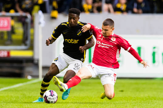 s Josafat Mendes i kamp om bollen med Kalmars Isak Bjerkebo under fotbollsmatchen i Allsvenskan mellan AIK och Kalmar den 17 juli 2022 i Stockholm. 