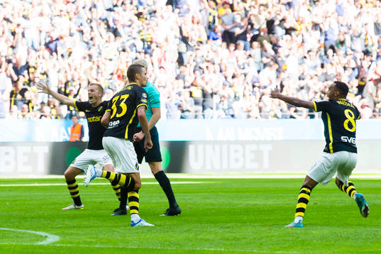 s Mikael Lustig gör 1-0 under fotbollsmatchen i Allsvenskan mellan AIK och Kalmar den 17 juli 2022 i Stockholm. 