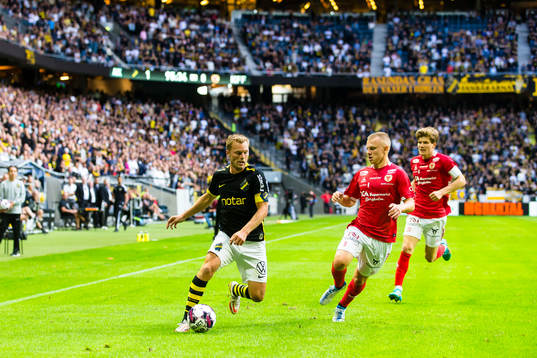 s Sebastian Larsson i kamp om bollen med Kalmars Isak Jansson under fotbollsmatchen i Allsvenskan mellan AIK och Kalmar den 17 juli 2022 i Stockholm. 