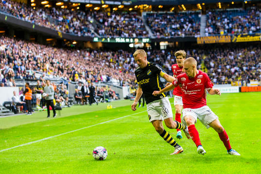 s Sebastian Larsson i kamp om bollen med Kalmars Isak