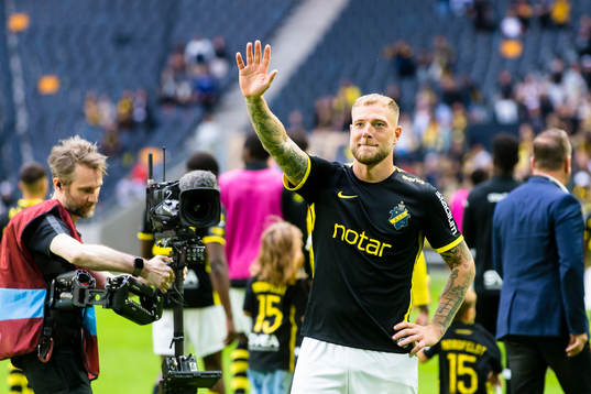 s John Guidetti tackar publiken efter fotbollsmatchen i Allsvenskan mellan AIK och Kalmar den 17 juli 2022 i Stockholm. 