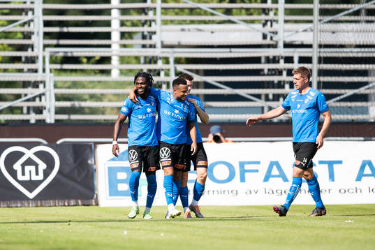 Halmstads Joseph Baffo jublar med Marcus Olsson och Mikael